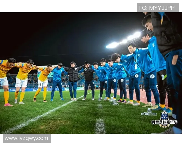 足球明星激情庆祝伸手指天瞬间展现胜利喜悦与团队精神